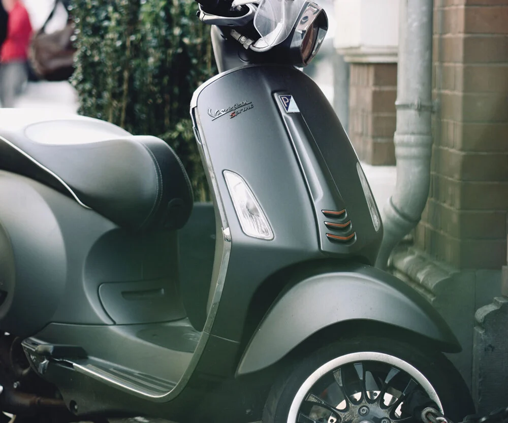 grijze scooter